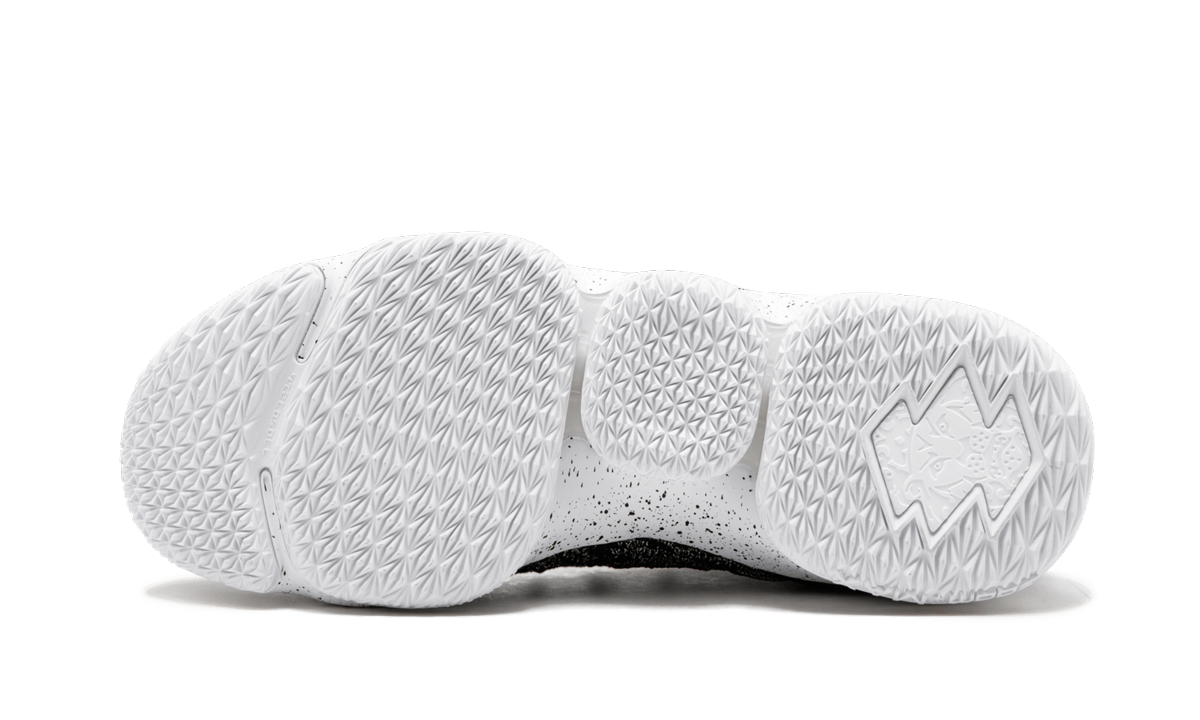 Lebron XV "Black" 897648 002